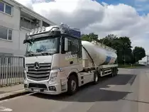 Mercedes Benz Actros mit Aktivkohle Silosattelzug am 15.07.17 in Obertshausen
