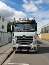 Mercedes Benz Actros mit Aktivkohle Silosattelzug am 15.07.17 in Obertshausen