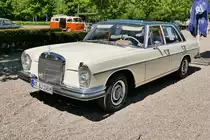 Mercedes 250S auf dem Oldtimer-Treffen an der Rennbahn in Krefeld, 8.5.16
