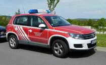 =VW Tiguan der Feuerwehr MESCHEDE steht auf dem Parkplatz der Rettmobil Fulda im Mai 2017

