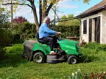 Rasentraktor / Aufsitzmäher mit Grasfangbehälter, Marke “Fair Way”. Aufgenommen am 14. April. 2017 in Montret, Département Saône-et-Loire, Frankreich