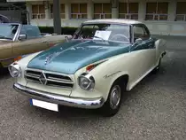 Borgward Isabella Coupe. 1957 - 1961. Carl. F.W. Borgward hatte ein solches Coupe auf Basis der bereits 1954 vorgestellten Isabella Limousine als Geschenk für seine Gattin modellieren lassen. Da dieses Coupe beim Publikum sehr viel Anklang fand, wurde es ab Februar 1957 in Serie produziert. Der abgelichtete Wagen entstammt dem Baujahr 1959. Das Coupe war immer mit dem stärkeren Motor der Isabella TS ausgestattet. Dieser 4-Zylinderreihenmotor leistet 75 PS aus 1493 cm³ Hubraum. Oldtimertreffen an der Galopprennbahn Krefeld am 16.07.2017.
