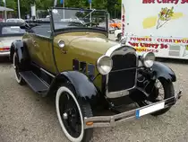 Ford Model A. 1928 - 1931. Als Nachfolger des legendären Model T wurde das Model A vier Jahre lang produziert. Der Wagen war in etlichen Karosserieversionen lieferbar. Hier wurde ein Roadster Modell aus dem ersten Baujahr, 1928, abgelichtet. Der 4-Zylinderreihenmotor hat einen Hubraum von 3285 cm³ und leistet 40 PS. Die Höchstgeschwindigkeit beträgt ca. 100 km/h. Oldtimertreffen an der Galopprennbahn Krefled am 16.07.2017.