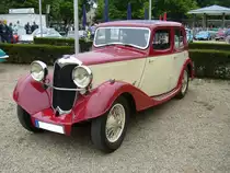 Riley 12/4. 1934 - 1935. Diese nur ca. ein Jahr produzierte Limousine wird von einem 
4-Zylinderreihenmotor angetrieben der aus 1496 cm³ Hubraum ca 50 PS leistet. Oldtimertreffen an der Galopprennbahn Krefeld am 16.07.2017.