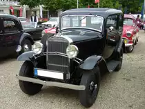 Opel 1.2 Liter Limousine zweitürig. 1931 - 1935. Bei seiner Vorstellung kostete ein solcher Opel RM 2700,00. Dafür bekam der Kunde ein zuverlässiges Automobil mit einem 
4-Zylinderreihenmotor. Dieser leistet 22 PS aus 1193 cm³ Hubraum. Oldtimertreffen an der Galopprennbahn Krefeld am 16.07.2017.