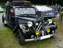 Citroen 11CV des Modelljahres 1953. Oldtimertreffen an der Galopprennbahn Krefeld am 16.07.2017.