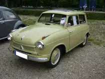 Lloyd LS 600. 1955 - 1961. Der im Farbton sonnengelb lackierte LS 600 entstammt dem Modelljahr 1957. Der luftgekühlte 2-Zylinderviertaktmotor hat einen Hubraum von 596 cm³ und leistet 19 PS. Ein solcher LS 600 schlug im Jahr 1957 mit DM 3790,00 zu Buche.Oldtimertreffen an der Galopprennbahn Krefeld am 16.07.2017.