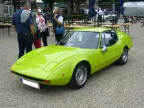 Lombardi Grand Prix 850. 1968 - 1971. Die in Vercelli ansässige Firma Lombardi produzierte sehr erfolgreich sportliche Automobile auf Basis von Fiat Modellen. Die Technik des Grand Prix 850 stammt vom Fiat Heckmotormodell 850. Der 4-Zylinderreihenmotor hat einen Hubraum von 843 cm³ und leistet 47 PS. Oldtimertreffen an der Galopprennbahn Krefeld am 16.07.2017.