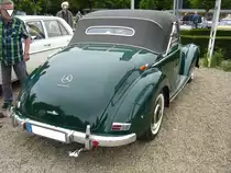 Heckansicht eines Mercedes Benz W187 Cabriolet A. 1951 - 1955. Oldtimertreffen an der Galopprennbahn Krefeld am 16.07.2017.