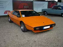 Lotus Esprit. 1976 - 2003. Hier wurde ein Esprit der Series 1 (gebaut 1976 - 1978) abgelichtet. Der als Mittelmotor verbaute 4-Zylinderreihenmotor hat einen Hubraum von 1973 cm³ und leistet 160 PS. Die Höchstgeschwindigkeit liegt bei ca. 220 km/h. Oldtimertreffen an der Galopprennbahn Krefeld am 16.07.2017.