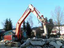 Hitachi ZAXIS210 arbeitet Bauschutt auf; 090113