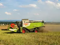 Claas Lexion 640 beim Ernten von Raps am 18.07.17 bei Maintal Wachenbuchen