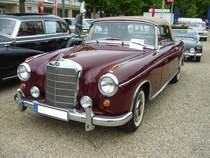 Mercedes Benz W128 220SE Cabriolet. 10.1958 - 11.1960. Ein solches Cabriolet schlug bei seiner Markteinführung mit DM 23400,00 zu Buche. Dafür bekam der Käufer ein formschönes Cabriolet, das mit einem 6-Zylinderreihenmotor ausgestattet ist. Aus 2195 cm³ Hubraum leistet der Wagen 115 PS. Die Höchstgeschwindigkeit liegt bei 160 km/h. Oldtimertreffen an der Galopprennbahn Krefeld am 16.07.2017.