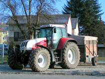 STEYR CVT150 mit einem direkt schelmenhaft wirkenden Einachshnger am Messegelnde in Ried i.I.; 090113