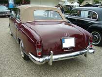 Heckansicht eines Mercedes Benz W128 220SE Cabriolet. 10.1958 - 11.1960. Oldtimertreffen an der Galopprennbahn Krefeld am 16.07.2017.