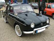 Renault Dauphine. 1956 - 1968. Die Dauphine sollte Renault´s Lücke in der Modellpalette zwischen dem 4CV und dem Fregate schließen. Der im Heck verbaute, wassergekühlte 
4-Zylinderreihenmotor hat einen Hubraum von 845 cm³ und leistet 27 PS. Alfa Romeo baute die Dauphine von 1960 - 1966 in Lizenz, um seine Produktpalette nach unten abzurunden. Oldtimertreffen an der Galopprennbahn Krefeld am 16.07.2017.