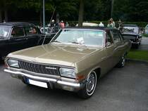 Opel Diplomat A V8 Limousine. 1964 - 1968. Der Diplomat war das Spitzenmodell  Der großen drei  aus Rüsselsheim. Von der Diplomat Limousine wurden 9152 Fahrzeuge gefertigt. Eine solche Limousine war ab DM 17500,00 zuhaben. Angetrieben wird der Wagen von einem V8-motor aus dem Hause Chevrolet. Dieser leistet 190 PS aus 4638 cm³ Hubraum. Ab 1966 konnte der Kunde gegen Aufpreis sogar einen noch stärkeren V8-motor ordern. Dieser stammte ebenfalls aus dem Regal von Chevrolet und leistet 230 PS aus 5354 cm³ Hubraum. Oldtimertreffen an der Galopprennbahn Krefeld am 16.07.2017.
