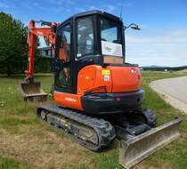 Kubota KX 057-4, kleiner Raupenkettenbagger mit Schiebeschild, Juli 2017