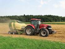 CASE Puma 230 mit Krone Comprima V180 XC Rundballenpresse am 19.07.17 bei Maintal Hochstadt