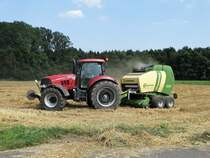 CASE Puma 230 mit Krone Comprima V210 XC Rundballenpresse am 19.07.17 bei Maintal Hochstadt