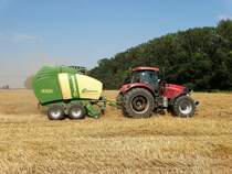 CASE Puma 230 mit Krone Comprima V210 XC Rundballenpresse am 19.07.17 bei Maintal Hochstadt