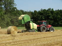 CASE Puma 230 mit Krone Comprima V210 XC Rundballenpresse am 19.07.17 bei Maintal Hochstadt