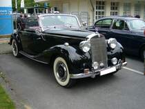 Mercedes Benz W136 IV 170S Cabriolet A. 1949 - 1951. Der 170S galt als Symbol des angehenden Wirtschaftswunders. Insbesondere das nur 830 mal produzierte Cabriolet A galt als Traumauto dieser Ära. Der wassergekühlte, 4-Zylinderreihenmotor hat einen Hubraum von 1767 cm³ und leistet 52 PS. Oldtimertreffen an der Galopprennbahn Krefeld am 16.07.2017. 