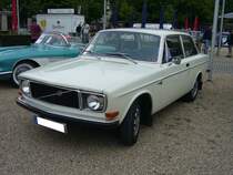 Volvo 142 de Luxe. 1966 - 1974. Die Baureihe 140 bestand aus einer zweitürigen und einer viertürige Limousine = 142/144 und einem fünftürigen Kombi = 145. Der abgelichtete Volvo muß ab 1971 produziert worden sein, da er mit dem Kunststoffkühlergrill mit dem Querbalken ausgerüstet ist. Der 4-Zylinderreihenmotor hat einen Hubraum von 1985 cm³ und leistet 82 PS. Oldtimertreffen an der Galopprennbahn Krefeld am 16.07.2017.
