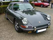 Porsche 911L Targa. 1966 - 1973. Weil man ganz offene Autos nicht mehr für zeitgemäß hielt, stellte Porsche den Targa vor. Hier wurde ein Targa 911L des Modelljahres 1968 abgelichtet. Der luftgekühlte 6-Zylinderboxermotor hat einen Hubraum von 1991 cm³ und leistet 130 PS. Die Höchstgeschwindigkeit beträgt 210 km/h. Oldtimertreffen an der Galopprennbahn Krefeld am 16.07.2017.