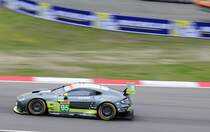 Mitzieher in der Dunlop- Kehre LM GTE Pro Nr.95 Aston Martin Racing, Aston Martin V8 Vantage GTE Fahrer: Nicki Thiim & Marco Sørensen. FIA WEC 6h Nürburgring am 16.7.2017