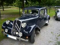 Citroen 11CV BN des Modelljahres 1952. Der 4-Zylinderreihenmotor hat einen Hubraum von 1911 cm³ und leistet 56 PS. Oldtimertreffen an der Galopprennbahn Krefeld am 16.07.2017.