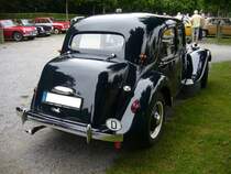 Heckansicht eines Citroen 11CV BN  Koffermodell  des Modelljahres 1952. Oldtimertreffen an der Galopprennbahn Krefeld am 16.07.2017.