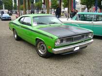Plymouth Duster des Modelljahres 1972. Im Grunde war der 1970 vorgestellte Duster die Coupeversion des Valiant. Er war mit drei 6-Zylinderreihenmotoren mit 2.8l Hubraum und 115 PS, mit 3.2l Hubraum und 100 PS, mit 3.7l Hubraum und 110 PS, sowie zwei V8-motoren mit 5.2l Hubraum und 150 PS und 5.6l Hubraum mit 240 PS lieferbar. Oldtimertreffen an der Gaslopprennbahn Krefeld am 16.07.2017.