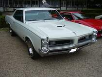 Pontiac GTO des Modelljahres 1966. Der GTO wurde 1964 als Sportcoupe vorgestellt und erhielt, wie in den USA üblich, fast jedes Jahr ein  Facelift . Der V8-motor mit einem Hubraum von 6361 cm³ konnte mit 335 PS oder 360 PS geordert werden. Oldtimertreffen an der Galopprennbahn Krefeld am 16.07.2017.