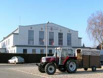 STEYR964Duo steht mit einem Einachshnger vor der Tierzucht-Versteigerungshalle des FIH in Ried im Innkreis; 090113