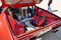 Blick unter die Motorhaube eines De Tomaso Pantera auf dem Oldtimer-Treffen an der Rennbahn in Krefeld, 8.5.16