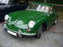 Porsche 356 B Coupe 1600. 1959 - 1963. Hier wurde eine  Dame  genanntes Coupe abgelichtet. Die  Dame  genannten Modelle waren mit einem 4-Zylinderboxermotor, der aus 1582 cm³ 60 PS leistet motorisiert. Es handelt sich sozusagen um das Einsteigermodell. Darüber rangierten die Modelle 1600 Super 75 und 1600 Super 90. Classic Remise Düsseldorf am 19.07.2017.