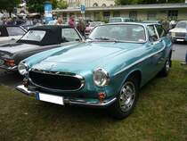 Volvo P 1800 ES. 1972 - 1973. Im Volksmund machte sich für dieses Auto schnell der Begriff  Schneewittchensarg  breit. Der 4-Zylinderreihenmotor hat einen Hubraum von 1986 cm³ und leistet 125 PS. Die meisten der ca. 8100 hergestellten P 1800 ES Modelle wurden in die USA exportiert. Der abgelichte Volvo ist im Farbton ljusbla metallic lackiert. Oldtimertreffen an der Galopprennbahn Krefeld am 16.07.2017.