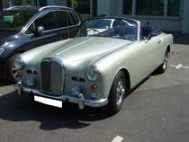 Alvis TD 21 MK I Cabriolet. 1958 - 1962. In den Jahren 1963 und 1964 gab es den TD 21 MK II, erkennbar an den im Frontblech integrierten Zusatzscheinwerfern. Der 6-Zylinderreihenmotor leistet 115 PS aus 2.993 cm³ Hubraum. Die Höchstgeschwindigkeit lag bei 170 km/h. Insgesamt wurden ca. 1070 Fahrezuge vom TD 21 produziert. Besucherparkplatz der Classic Remise Düsseldorf am 19.07.2017