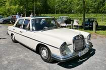 Mercedes-Benz 220D auf dem Oldtimer-Treffen an der Rennbahn in Krefeld, 8.5.16 