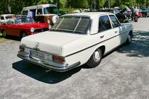 Mercedes-Benz 220D auf dem Oldtimer-Treffen an der Rennbahn in Krefeld, 8.5.16 