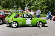 Im Tourenwagen-Look: VW Golf I auf dem Oldtimer-Treffen an der Rennbahn in Krefeld, 8.5.16 