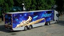 Iveco Sattelzug als Tour-LKW für  Die BigBand der Bundeswehr  steht auf dem Marktplatz in Cochem an der Mosel. Womöglich sind dort Instrumente und wichtige Materialien für die Bühne, deren Technik usw. untergebracht. Auch einige Soldaten (die nicht auftraten) ließen sich vor der Veranstaltung in der Innenstadt blicken. [Ende Juni 2016]