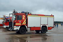 F 2  Actros 1848, FLF - PTLF 2000-01 / Crash 2 Das Löschfahrzeug verfügt über einen Monitor auf dem Kabinendach, sowie über eine Rettungsplattform an der Front, welche es ermöglicht an einem Kampfjet heranzufahren und so die Besatzung zu evakuieren.  Auf der Nato Air Base Geilenkirchen gesehen am 01.07.2017