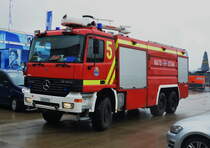 F 5 Actros 3357, FLF - NATO FLF-01 / Crash 5 Großtanklöschfahrzeug mit Dachwerfer und angebauter Wärmebildkamera, Leistung 5.000 l/min bei 10 bar
Wurfweite 83 Meter.  Auf der Nato Air Base Geilenkirchen gesehen am 01.07.2017
