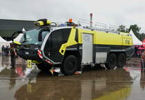 F 10 Löschfahrzeug  MAN, Panter 6x6 CA5 von der Firma Rosenbauer. Das Fahrzeug kann gleichzeitig 250 Kg Pulver, anderthalb tausend Liter Löschschaum und bis zu 12.500 Liter Wasser mitführen. Auf der Nato Air Base Geilenkirchen gesehen am 01.07.2017