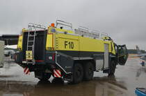 F 10 Löschfahrzeug  MAN, Panter 6x6 CA5 von der Firma Rosenbauer. Das Fahrzeug kann gleichzeitig 250 Kg Pulver, anderthalb tausend Liter Löschschaum und bis zu 12.500 Liter Wasser mitführen. Auf der Nato Air Base Geilenkirchen gesehen am 01.07.2017