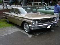 Pontiac Catalina fourdoor Sedan des Modelljahres 1960. Der Catalina war das Einstiegsmodell dieses Jahrganges. Darüber rangierten der Ventura und der Bonneville. Als Spitzenmotorisierung wurde ein V8-motor mit 6375 cm³ Hubraum und 185 PS verbaut. Altmetall trifft Altmetall am 23.07.2017 im LaPaDu.