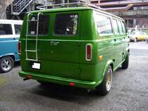 Heckansicht eines Ford Econoline Bus des Modelljahres 1973. Altmetall trifft Altmetall am 23.07.2017 im LaPaDu.