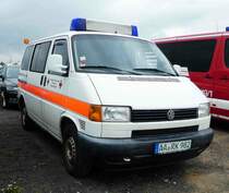 =VW T 4 vom DRK OV WASSERALFINGEN, gesehen auf dem Parkplatz bei der RettMobil 2017 in Fulda - Mai 2017